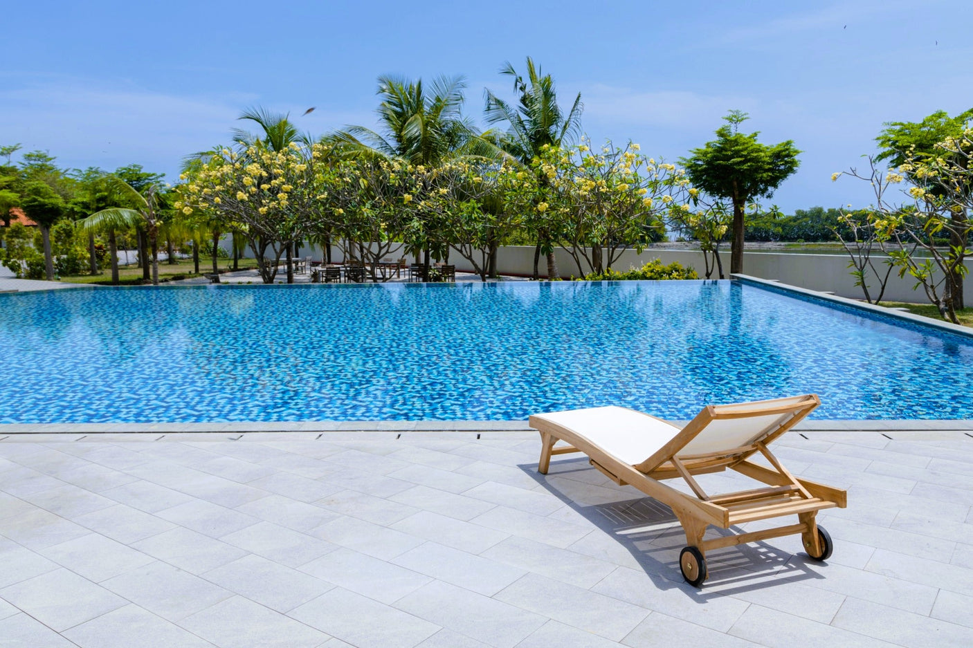 Teak Batyline Sonnenliege Weiß – Massives Teakholz mit Rollen