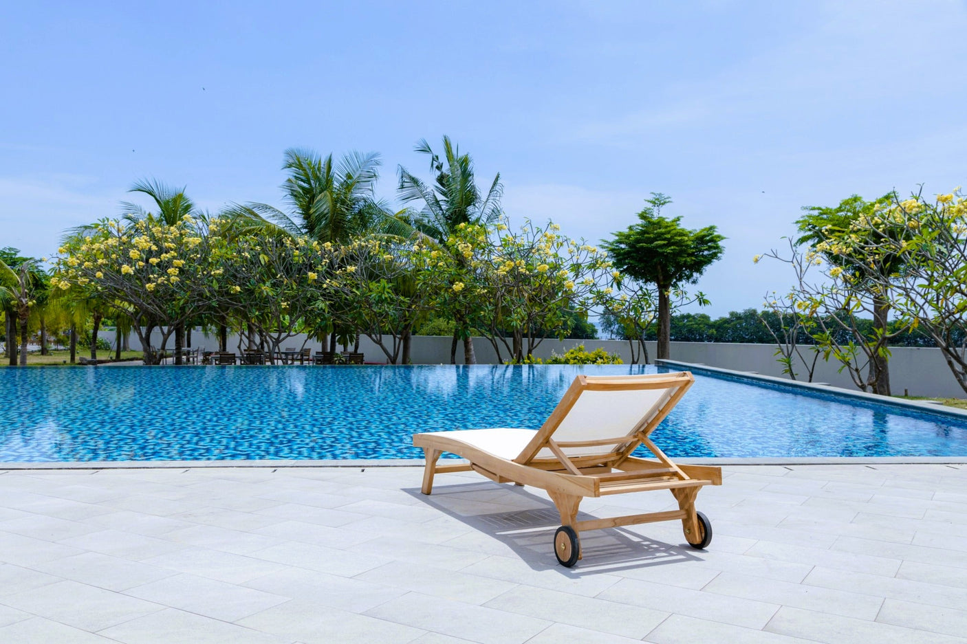 Teak Batyline Sonnenliege Weiß – Massives Teakholz mit Rollen