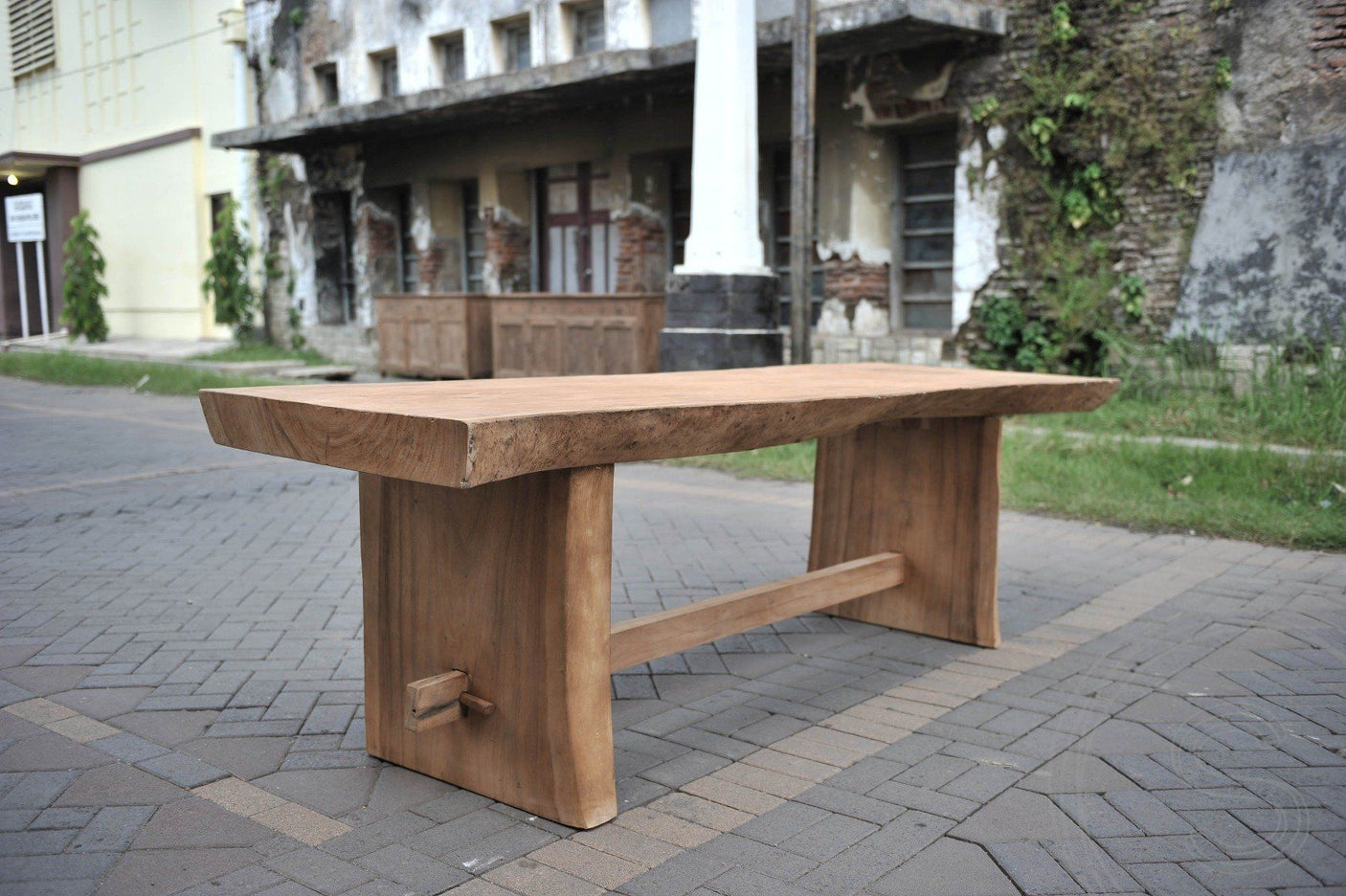 Baumstamm Tisch +/- 250cm