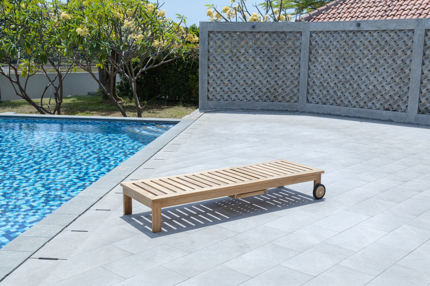 Teak Sonnenliege mit Rollen & Seitentablett – Massives Teakholz