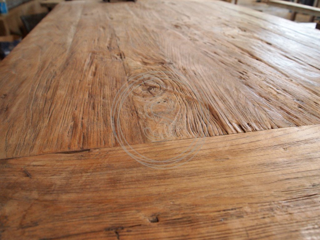 Verwijder voorzichtig vlekken van een teakhouten tafel