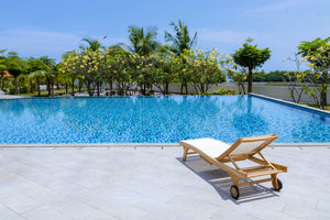 Teak Batyline Sonnenliege Weiß – Massives Teakholz mit Rollen