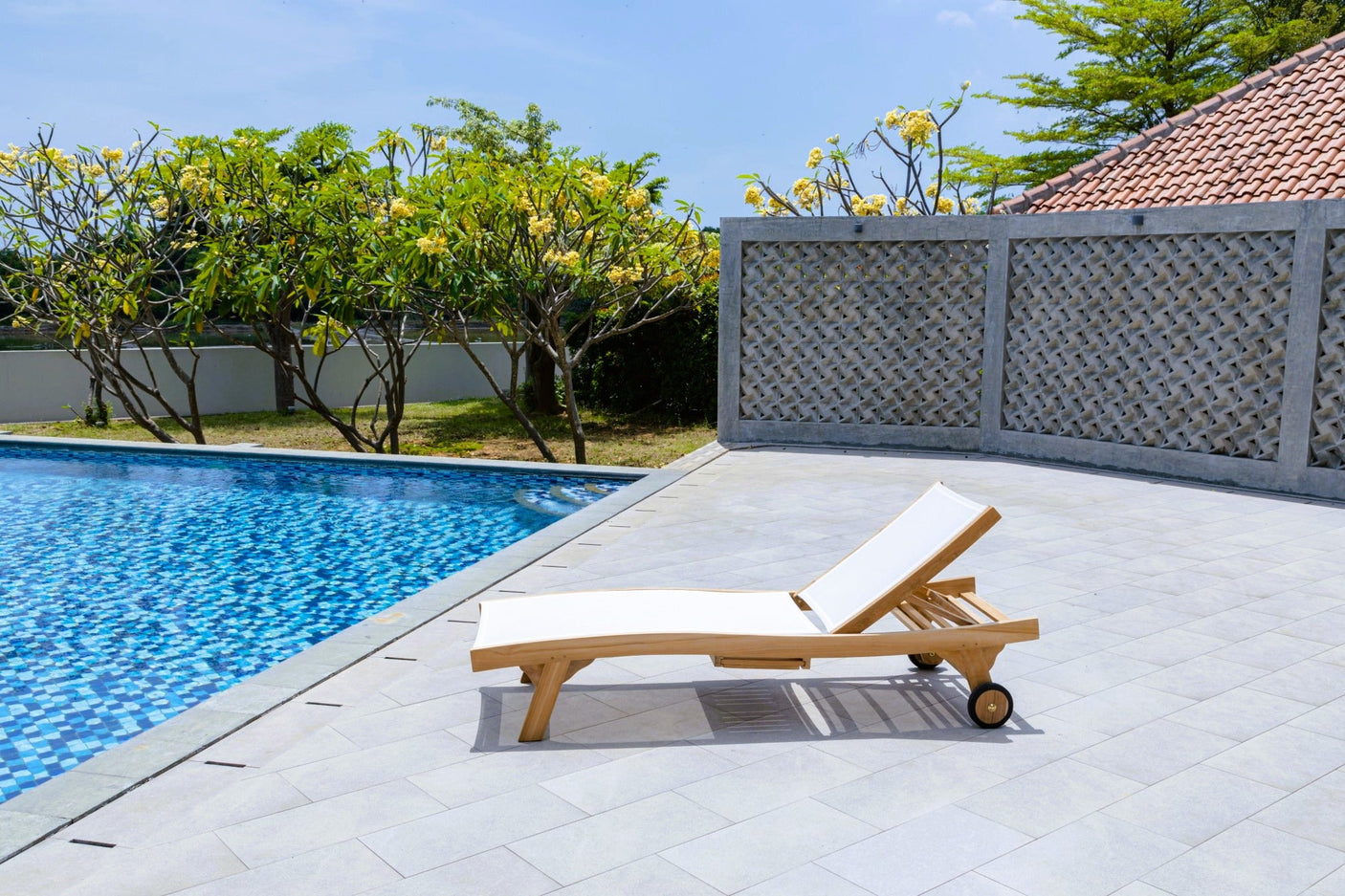 Teak Batyline Sonnenliege Weiß – Massives Teakholz mit Rollen