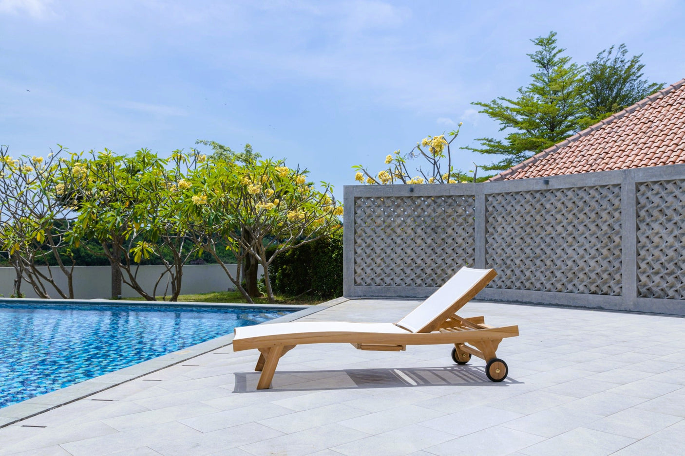 Teak Batyline Sonnenliege Weiß – Massives Teakholz mit Rollen