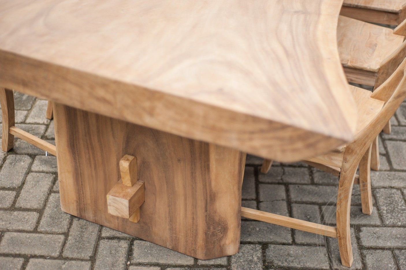 Baumstamm Tisch +/- 300cm