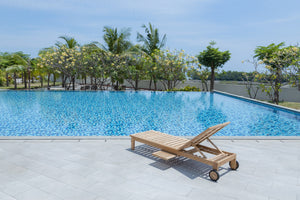 Teak Sonnenliege mit Rollen & Seitentablett – Massives Teakholz