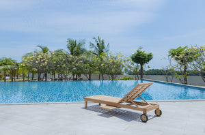 Teak Sonnenliege mit Rollen & Seitentablett – Massives Teakholz